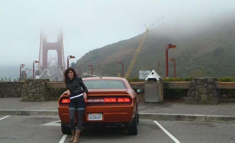 Pilar con el Dodge Challenger y el Golden Gate a la espalda. San Francisco, California. Verano de 2011.