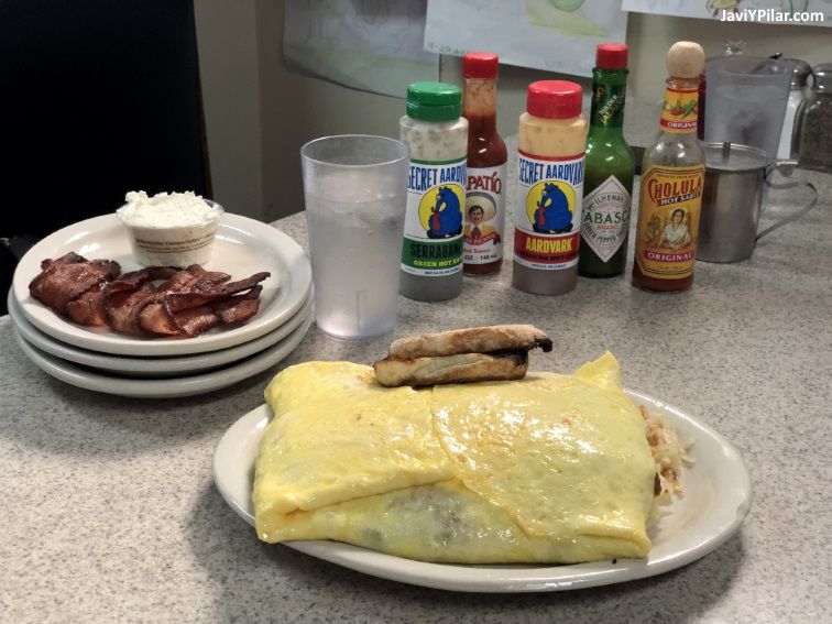 Tortilla de seis huevos rellena de bacon, queso y más delicias. Beth's Cafe (Seattle, Washington) en 2018