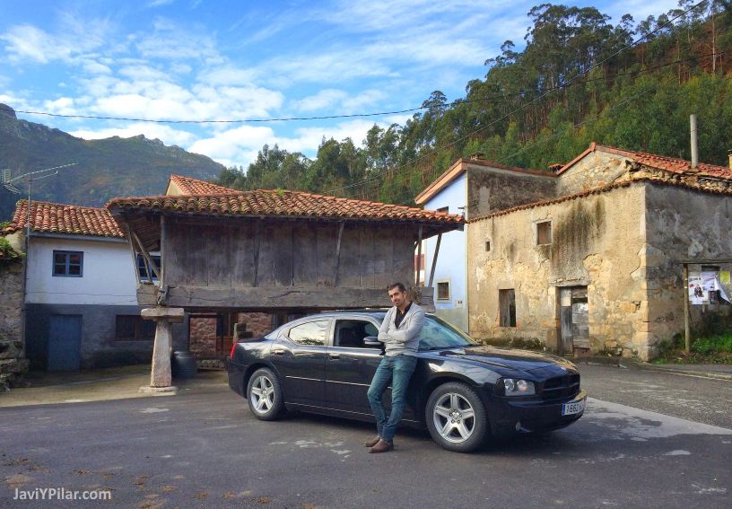 Visitando el pueblo de Cuevas, cerca de Ribadesella (Asturias, España)