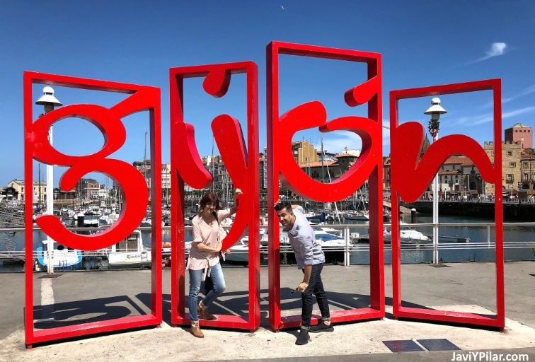 Letronas rojas de Gijón (asturias) en la playa de Poniente