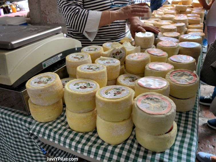 Quesos del mercado de Cangas de Onís (Asturias, España)