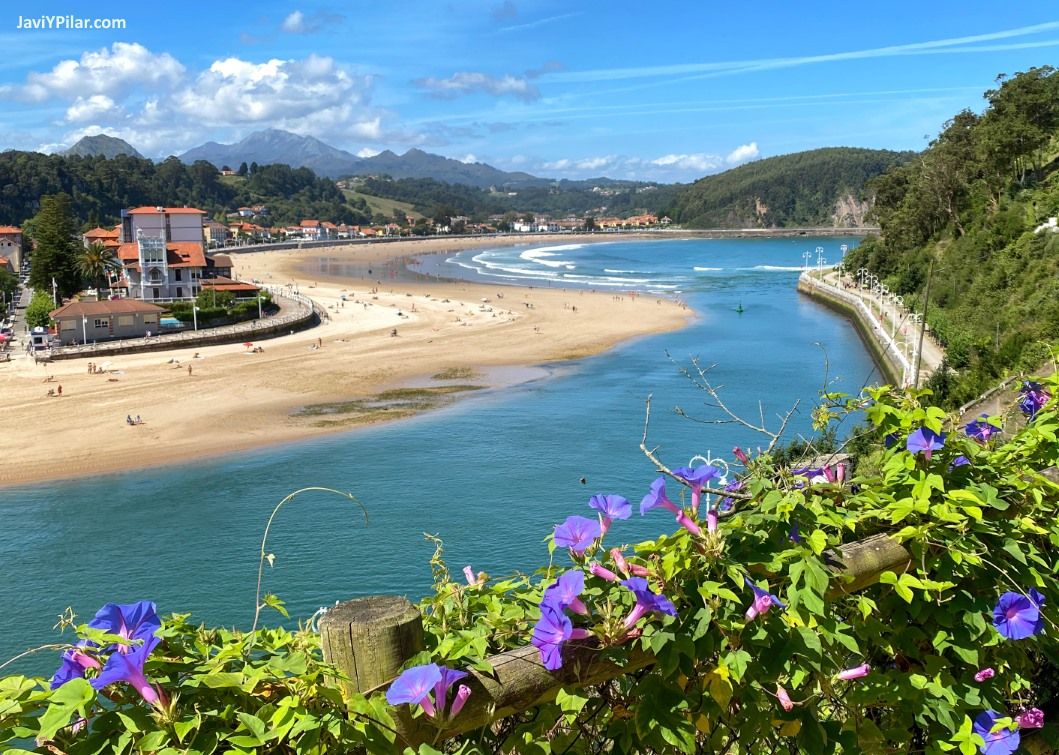 Vista aérea de la playa de Santa Marina en Ribadesella (Asturias, España)