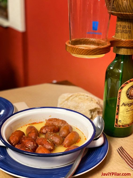 Chorizo a la sidra y sidra en el restaurante Casa Pachy en Ribadesella (Asturias, España) 