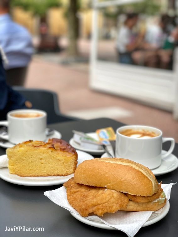 Desayuno a lo grande con pincho en Bar Capri. Ribadesella (Asturias, España)