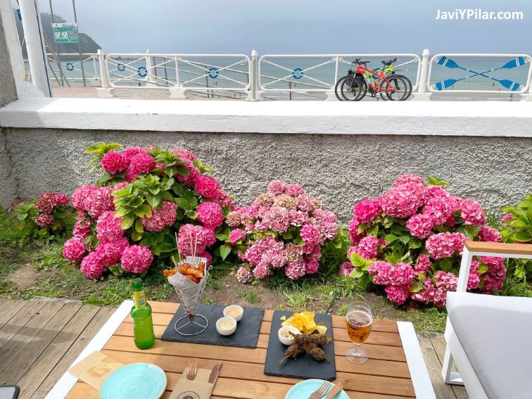 Comiendo en el restaurante Escalera 3 del Surfcamp Ribadesella (Asturias, España) con vistas al mar
