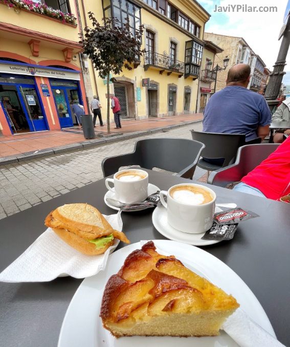 Desayuno a lo grande en Bar Capri. Ribadesella (Asturias, España)