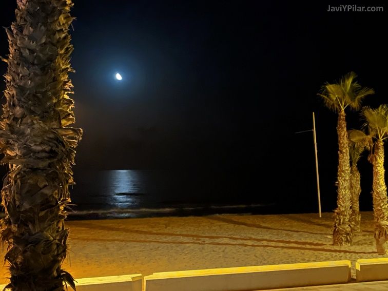 Alicante verano 2021. Luna brillando en el mar