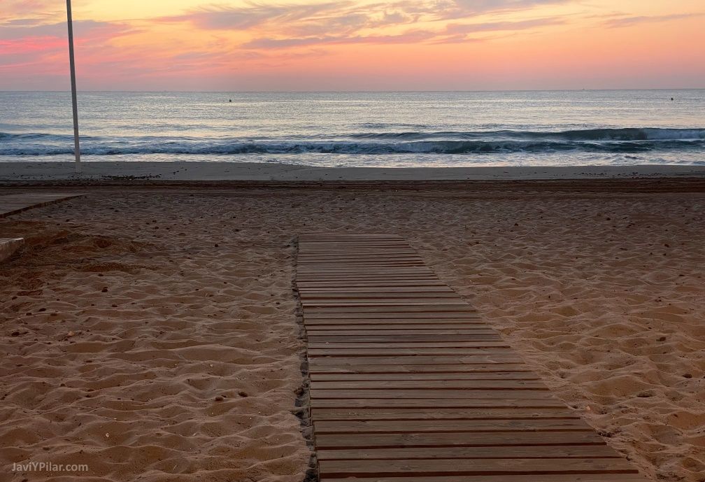Alicante verano 2021 amanecer en la playa